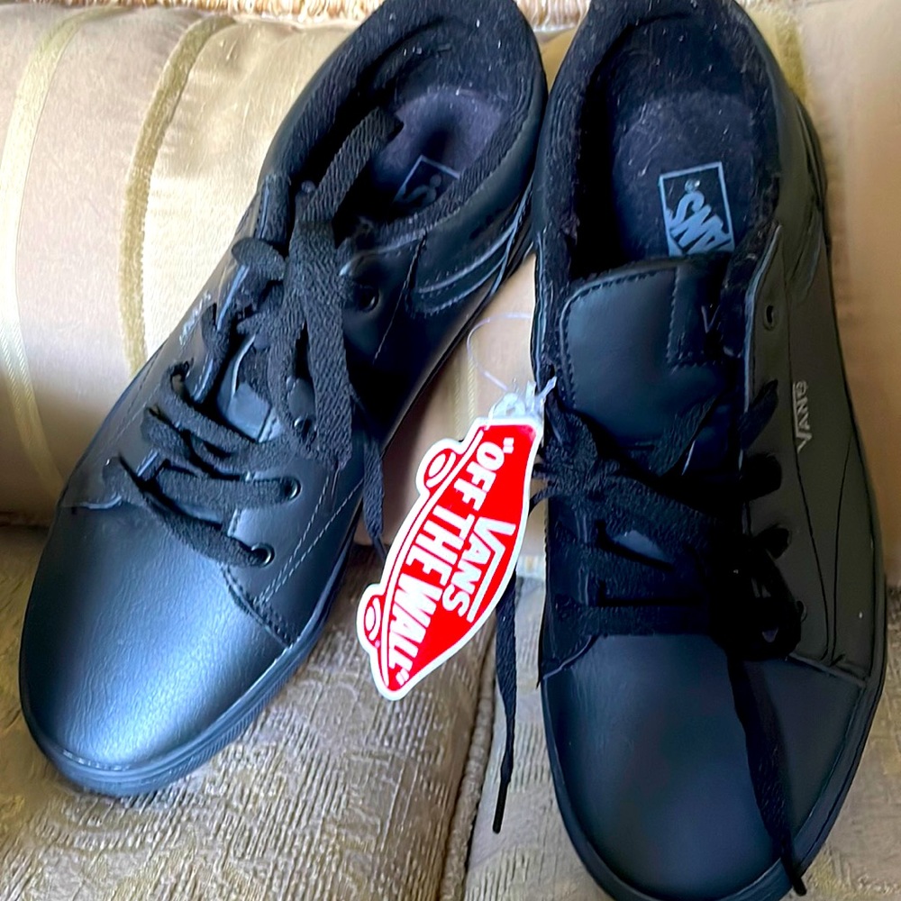 Black vans never worn youth 6 1/2 it says it can be for boy or girl